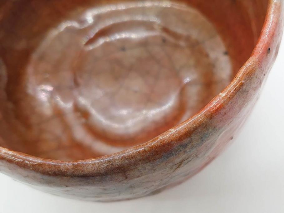 時代物　茶碗師 楽吉左衛門　鶴絵　約12cm　3.9寸　柔らかみと落ち着いた佇まいが魅力の赤茶碗(玄中、茶道具、茶陶、楽焼、裏印、共箱付き、和食器、三寸九分)(R-079017)　