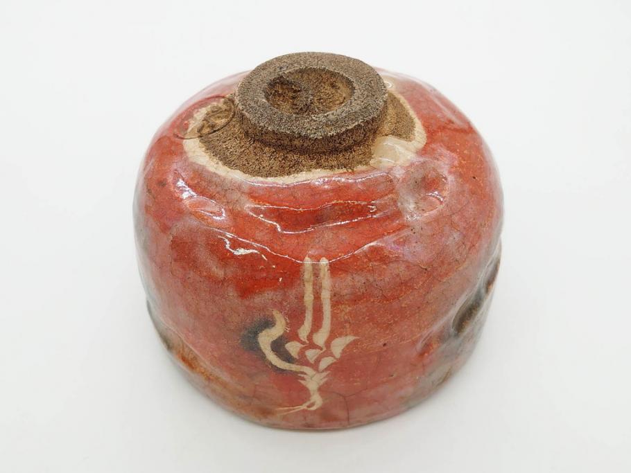 時代物　茶碗師 楽吉左衛門　鶴絵　約12cm　3.9寸　柔らかみと落ち着いた佇まいが魅力の赤茶碗(玄中、茶道具、茶陶、楽焼、裏印、共箱付き、和食器、三寸九分)(R-079017)　