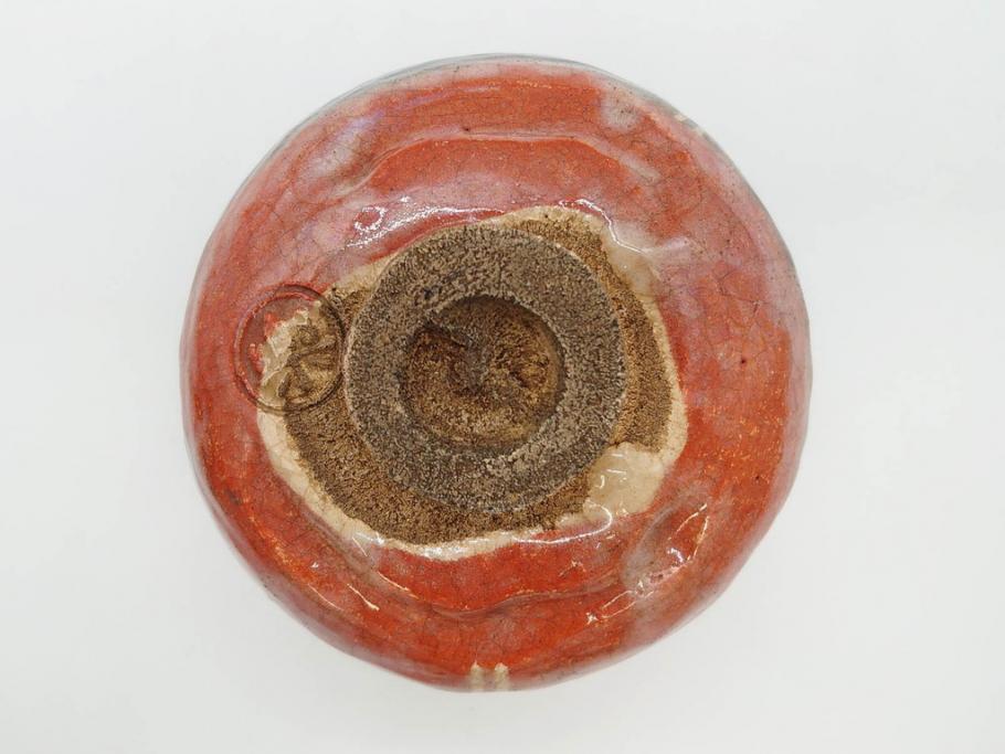 時代物　茶碗師 楽吉左衛門　鶴絵　約12cm　3.9寸　柔らかみと落ち着いた佇まいが魅力の赤茶碗(玄中、茶道具、茶陶、楽焼、裏印、共箱付き、和食器、三寸九分)(R-079017)　