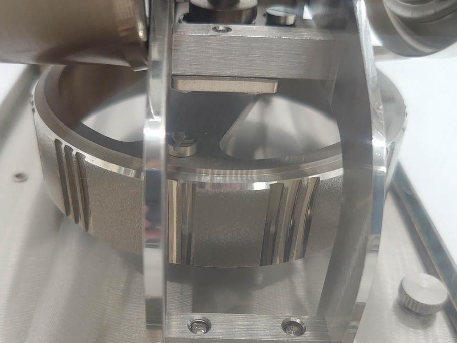 スイス　JAEGER-LECOULTRE(ジャガー・ルクルト)　ATMOS(アトモス)　METAL CALIBER 526-5　スタイリッシュなデザインと機能性を兼ね備えた置き時計(空気時計、ガス、半永久、使用説明書付き)(R-079019)