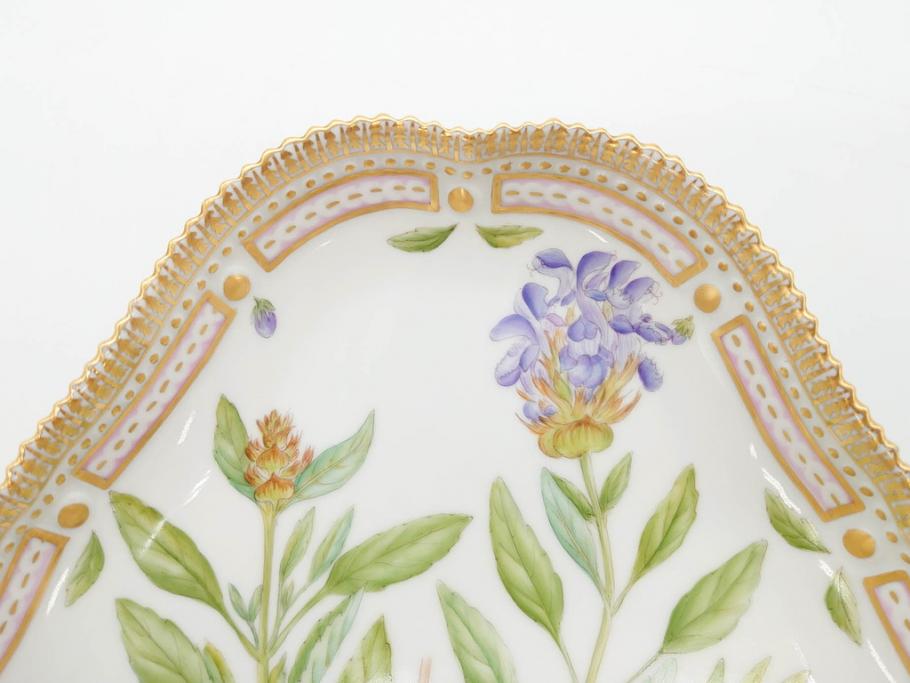 デンマーク　ROYAL COPENHAGEN(ロイヤルコペンハーゲン)　フローラダニカ　20/3508　瑞々しい花と金彩が美しいトライアングルディッシュ(三角プレート、フラワー、皿、洋食器、北欧)(R-079040)　