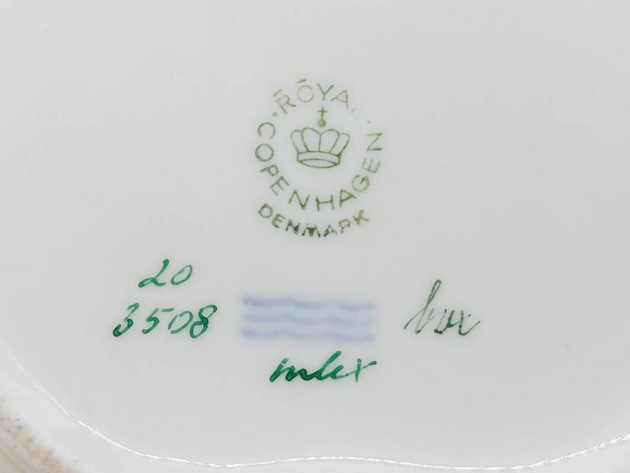 デンマーク　ROYAL COPENHAGEN(ロイヤルコペンハーゲン)　フローラダニカ　20/3508　瑞々しい花と金彩が美しいトライアングルディッシュ(三角プレート、フラワー、皿、洋食器、北欧)(R-079040)　