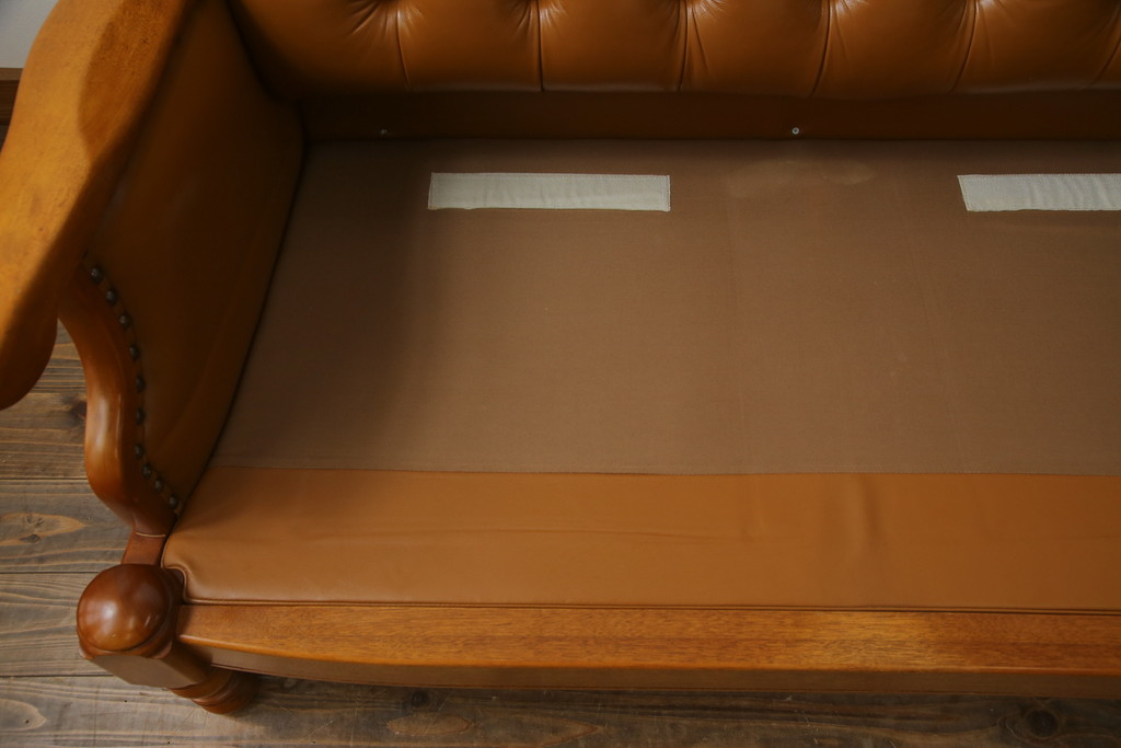 中古　美品!!　横浜クラシック家具　ダニエル(daniel)　Leona(レオナ)　A-522　重厚さと高級感が魅力的な3人掛けソファ(三人掛け、3P、アームソファ、トリプルソファ)(定価約130万円)(R-072102)