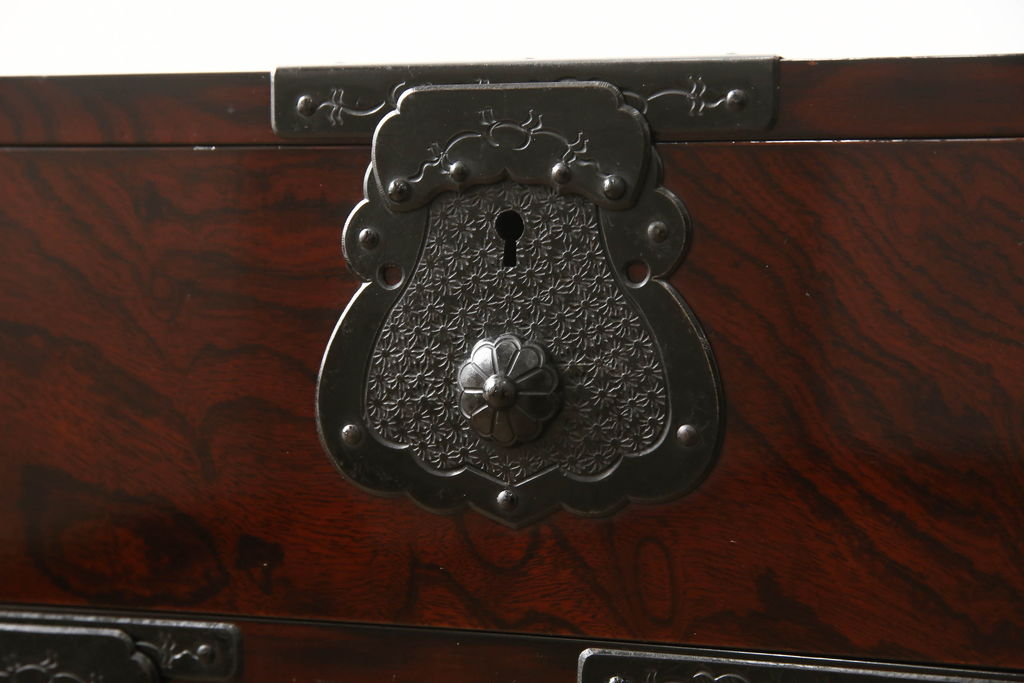 中古　美品　民芸家具　熊野洞　木地呂塗り　欅(ケヤキ)　落ち着きのある色合いと凝った金具が魅力の仙台箪笥(定価約50万円)(整理タンス、和タンス、収納箪笥、引き出し、サイドチェスト)(R-058363)