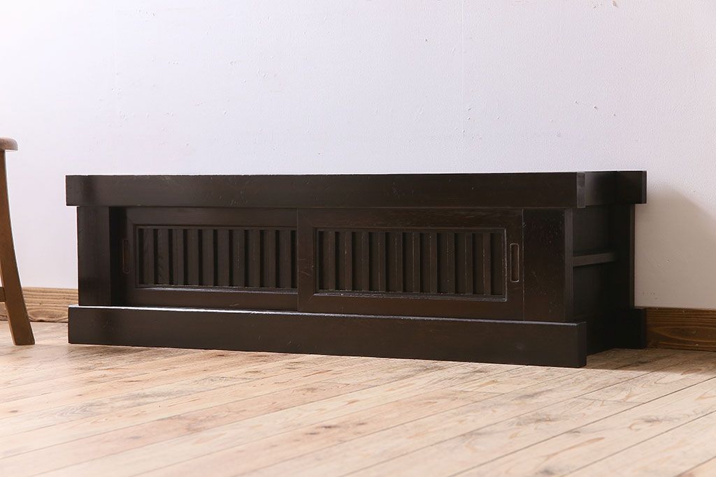 【セミオーダー家具実例】明治大正期の水屋箪笥を現代のお部屋にも取り入れやすいようにローボードへリメイク!新たに天板を取り付け、背面も貼り直して綺麗に。取り外し可能な棚板を設置。赤みがかった濃い茶色の着色で仕上げました。(テレビ台、テレビボード、収納棚、戸棚、キャビネット)