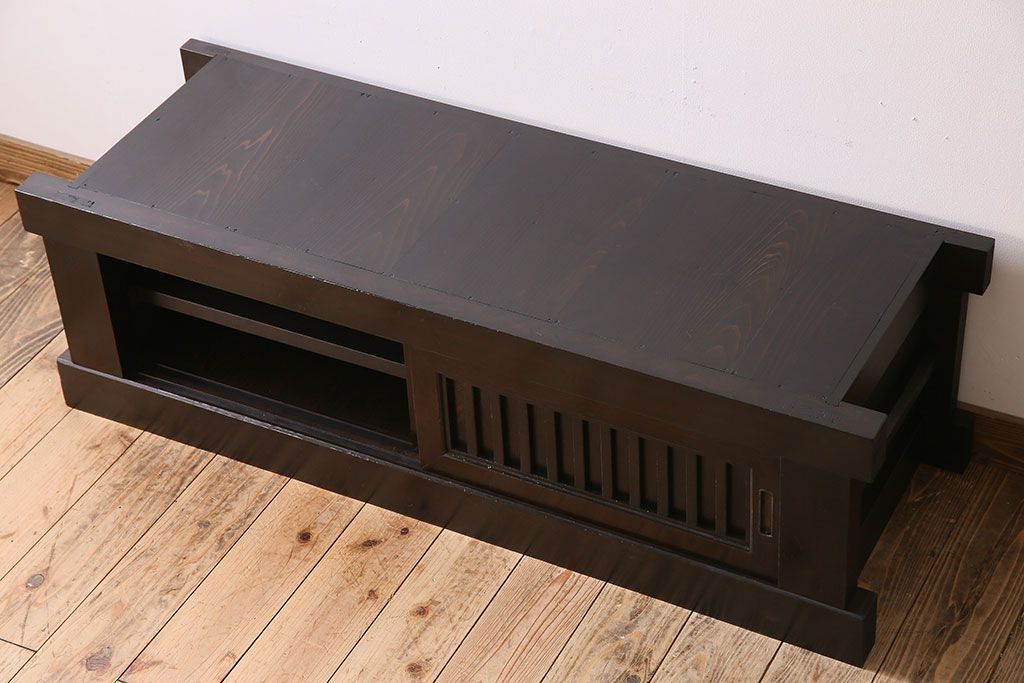 【セミオーダー家具実例】明治大正期の水屋箪笥を現代のお部屋にも取り入れやすいようにローボードへリメイク!新たに天板を取り付け、背面も貼り直して綺麗に。取り外し可能な棚板を設置。赤みがかった濃い茶色の着色で仕上げました。(テレビ台、テレビボード、収納棚、戸棚、キャビネット)