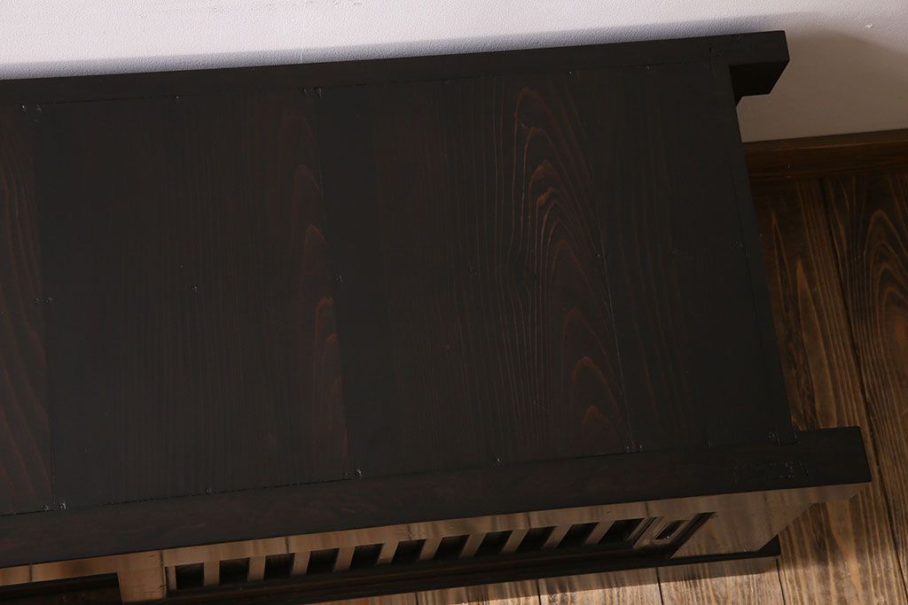 【セミオーダー家具実例】明治大正期の水屋箪笥を現代のお部屋にも取り入れやすいようにローボードへリメイク!新たに天板を取り付け、背面も貼り直して綺麗に。取り外し可能な棚板を設置。赤みがかった濃い茶色の着色で仕上げました。(テレビ台、テレビボード、収納棚、戸棚、キャビネット)