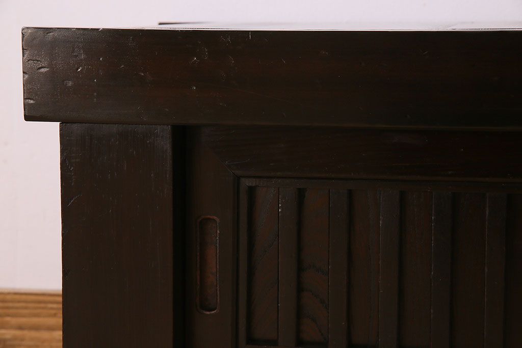 【セミオーダー家具実例】明治大正期の水屋箪笥を現代のお部屋にも取り入れやすいようにローボードへリメイク!新たに天板を取り付け、背面も貼り直して綺麗に。取り外し可能な棚板を設置。赤みがかった濃い茶色の着色で仕上げました。(テレビ台、テレビボード、収納棚、戸棚、キャビネット)
