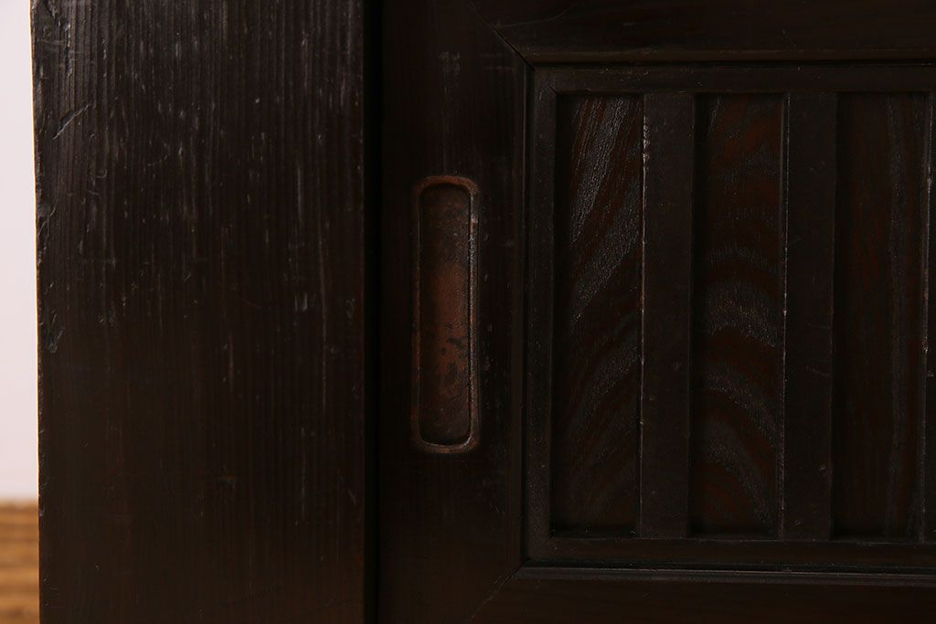 【セミオーダー家具実例】明治大正期の水屋箪笥を現代のお部屋にも取り入れやすいようにローボードへリメイク!新たに天板を取り付け、背面も貼り直して綺麗に。取り外し可能な棚板を設置。赤みがかった濃い茶色の着色で仕上げました。(テレビ台、テレビボード、収納棚、戸棚、キャビネット)