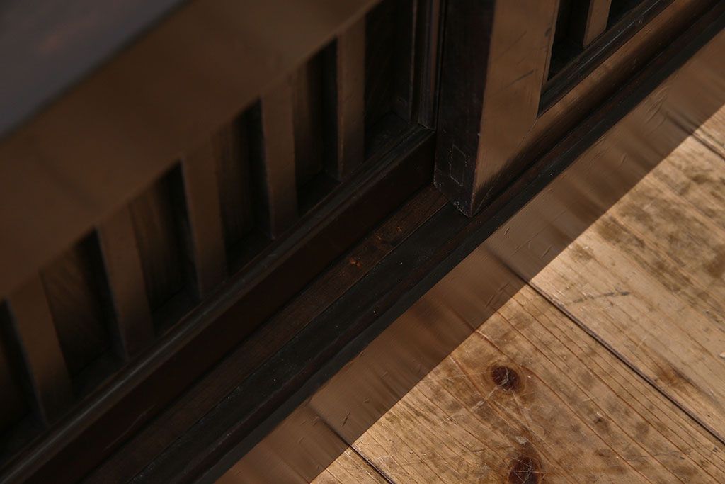 【セミオーダー家具実例】明治大正期の水屋箪笥を現代のお部屋にも取り入れやすいようにローボードへリメイク!新たに天板を取り付け、背面も貼り直して綺麗に。取り外し可能な棚板を設置。赤みがかった濃い茶色の着色で仕上げました。(テレビ台、テレビボード、収納棚、戸棚、キャビネット)