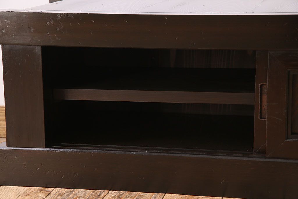 【セミオーダー家具実例】明治大正期の水屋箪笥を現代のお部屋にも取り入れやすいようにローボードへリメイク!新たに天板を取り付け、背面も貼り直して綺麗に。取り外し可能な棚板を設置。赤みがかった濃い茶色の着色で仕上げました。(テレビ台、テレビボード、収納棚、戸棚、キャビネット)