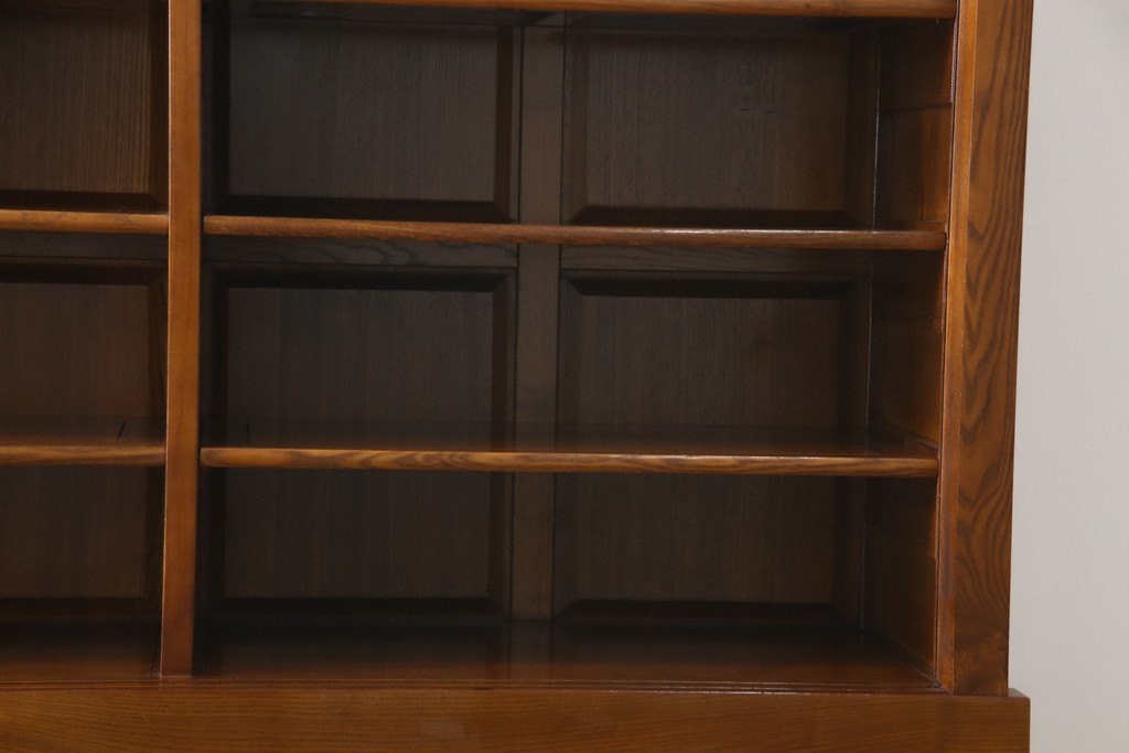 中古　ニレ材　明るく艶のある木の色味が美しい二段重ね水屋箪笥(食器棚、戸棚、収納棚、キャビネット、重ねタンス)(R-074163)