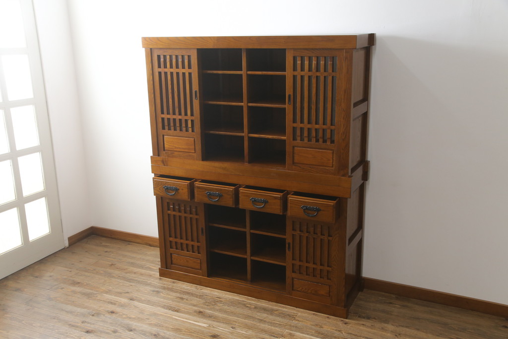 中古　ニレ材　明るく艶のある木の色味が美しい二段重ね水屋箪笥(食器棚、戸棚、収納棚、キャビネット、重ねタンス)(R-074163)