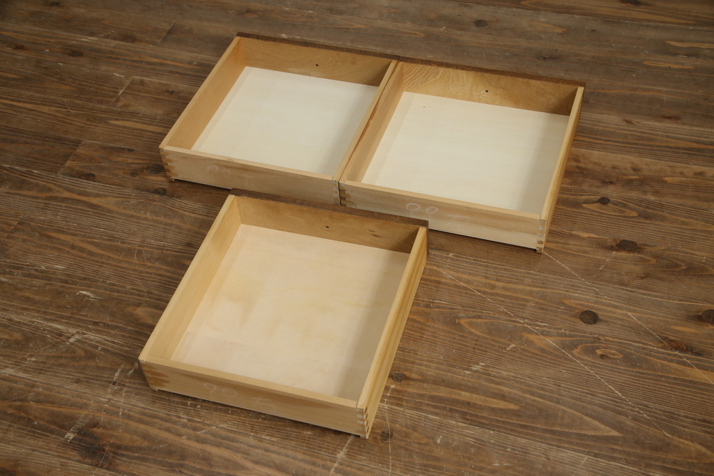 中古　美品　三越家具(現カントリーハウス)　Brugge(ブルージュ)　クラシカルな空間づくりにぴったりな食器棚(収納棚、戸棚、飾り棚、カップボード、キャビネット)(R-074698)