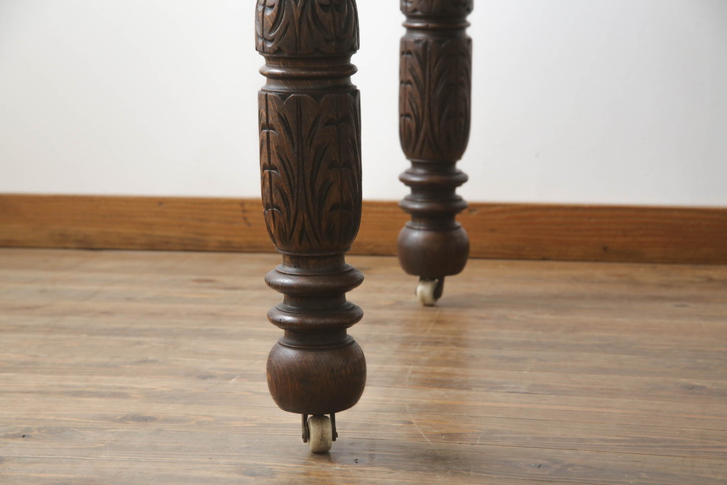 イギリスアンティーク　オーク材　脚の凝った彫刻が魅力的な伸長式ダイニングテーブル(エクステンションテーブル、ドローリーフテーブル、4人掛け、6人掛け、食卓)(R-060725)