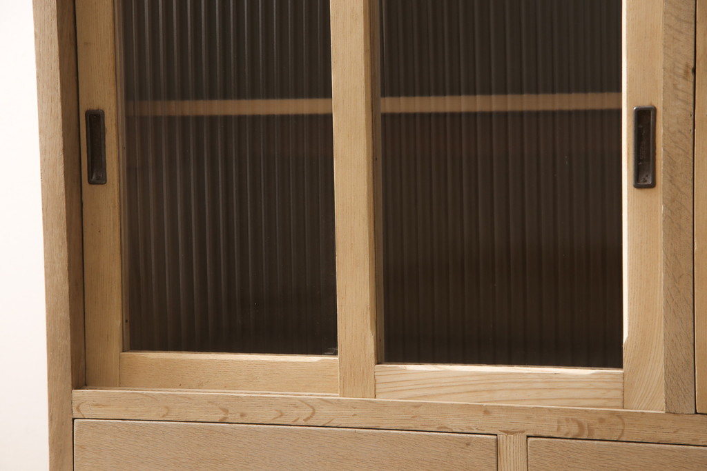 和製アンティーク　ストリップド(剥離)　ナラ材　静謐な雰囲気漂う食器棚(収納棚)(R-050351)