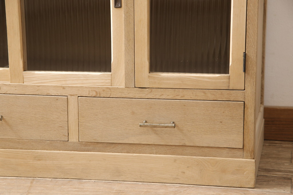和製アンティーク　ストリップド(剥離)　ナラ材　静謐な雰囲気漂う食器棚(収納棚)(R-050351)