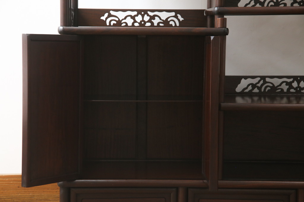中古　美品　民芸家具　指物家具　カリン材製　漆塗りが上質な雰囲気を高める国産の飾り棚(戸棚、違い棚、茶棚、収納棚、花梨材)(R-047372)