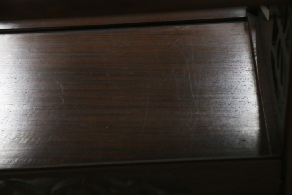 中古　美品　民芸家具　指物家具　カリン材製　漆塗りが上質な雰囲気を高める国産の飾り棚(戸棚、違い棚、茶棚、収納棚、花梨材)(R-047372)