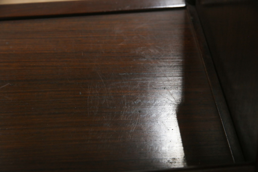 中古　美品　民芸家具　指物家具　カリン材製　漆塗りが上質な雰囲気を高める国産の飾り棚(戸棚、違い棚、茶棚、収納棚、花梨材)(R-047372)