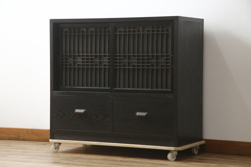 中古　ラフジュ工房オリジナル　古建具リメイク　すりガラス入り　洗練された和の雰囲気を放つサイドボード(書院戸、組子、サイドキャビネット、収納棚、戸棚、食器棚)(R-078871)