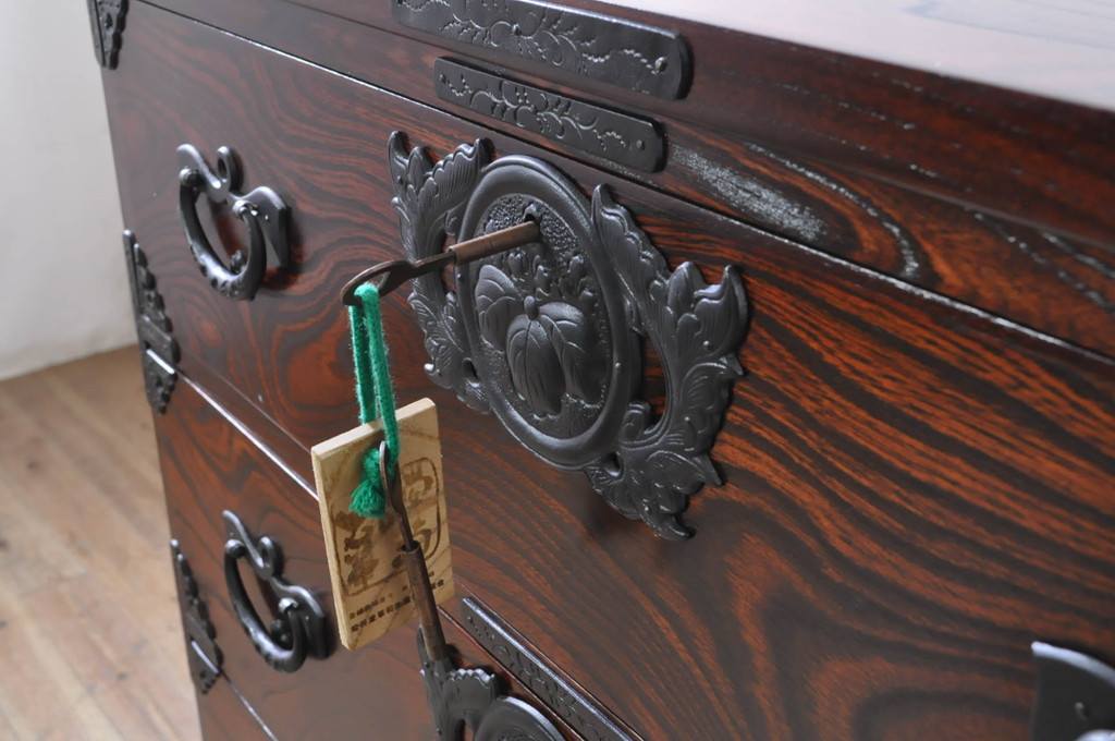 中古　岩谷堂箪笥　力強い木目と凝った金具が美しい収納箪笥(引き出し、チェスト、和たんす、衣装箪笥)(R-071306)