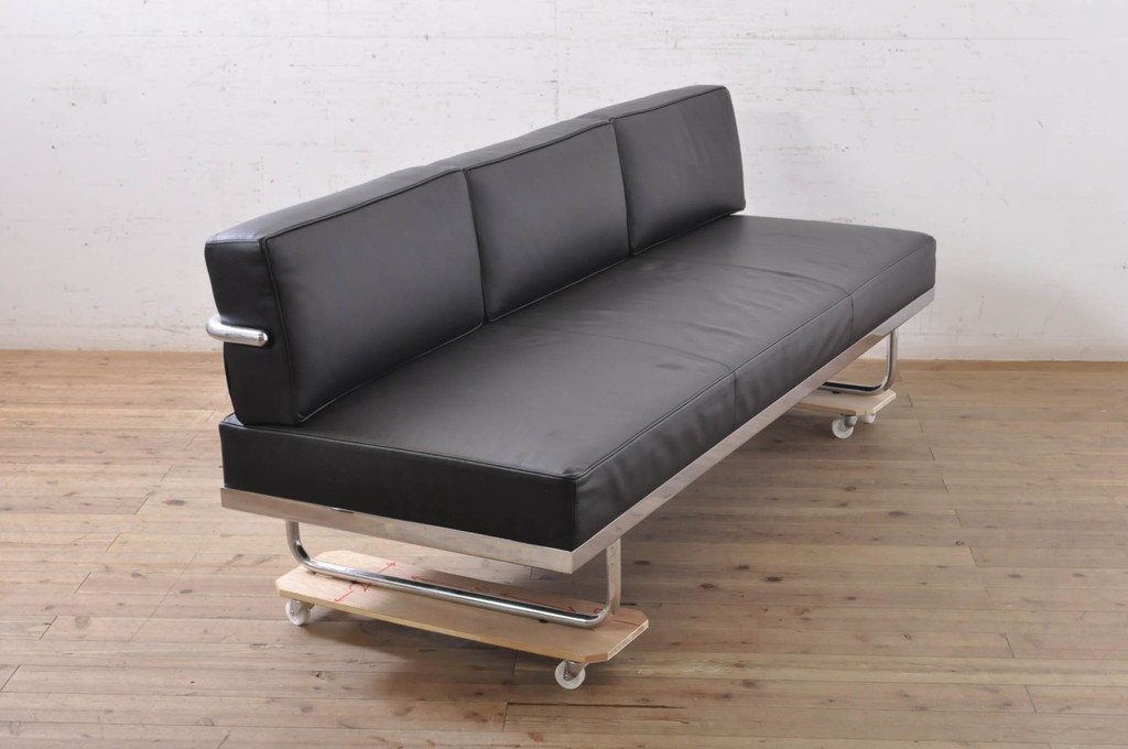 中古　美品　本革(レザー)　Cassina(カッシーナ)　Le Corbusier(ル・コルビュジエ)　LC5　シンプルモダンなデザインが素敵な3人掛けソファ(3Pソファ、三人掛け)(定価約174万円)(R-068572)