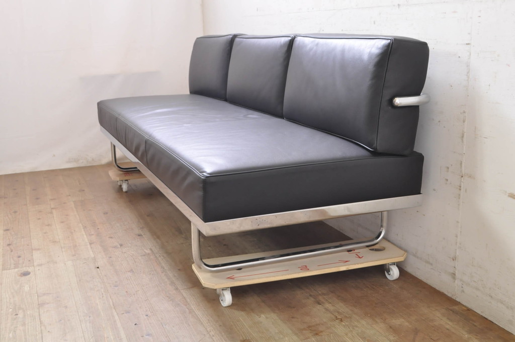 中古　美品　本革(レザー)　Cassina(カッシーナ)　Le Corbusier(ル・コルビュジエ)　LC5　シンプルモダンなデザインが素敵な3人掛けソファ(3Pソファ、三人掛け)(定価約174万円)(R-068572)