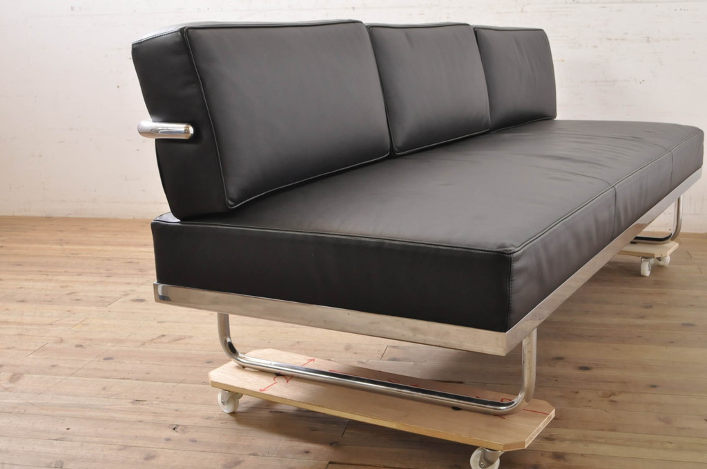 中古　美品　本革(レザー)　Cassina(カッシーナ)　Le Corbusier(ル・コルビュジエ)　LC5　シンプルモダンなデザインが素敵な3人掛けソファ(3Pソファ、三人掛け)(定価約174万円)(R-068572)