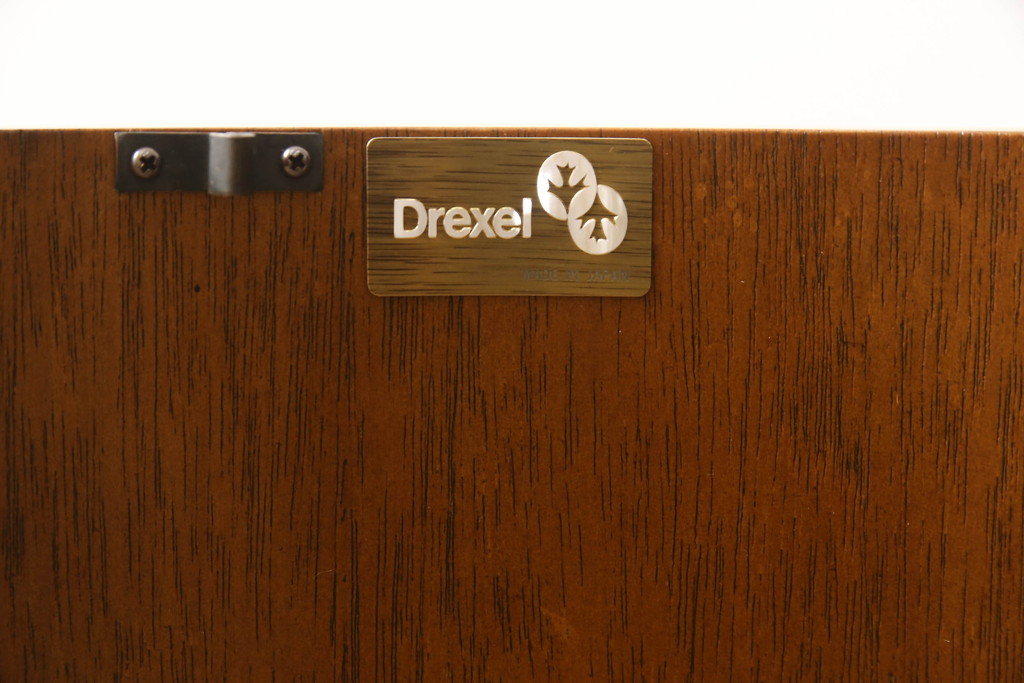 中古　DREXEL HERITAGE(ドレクセルヘリテイジ)　Triune(トライユン)　クラシカルな佇まいと美しい杢目使いが目を惹くドラムテーブル(サイドテーブル、ラウンドテーブル、コーヒーテーブル、ミニテーブル、サイドキャビネット)(R-061992)