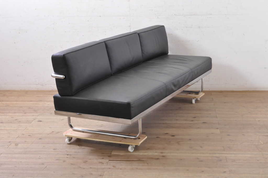 中古　美品　本革(レザー)　Cassina(カッシーナ)　Le Corbusier(ル・コルビュジエ)　LC5　シンプルモダンなデザインが素敵な3人掛けソファ(3Pソファ、三人掛け)(定価約174万円)(R-068573)