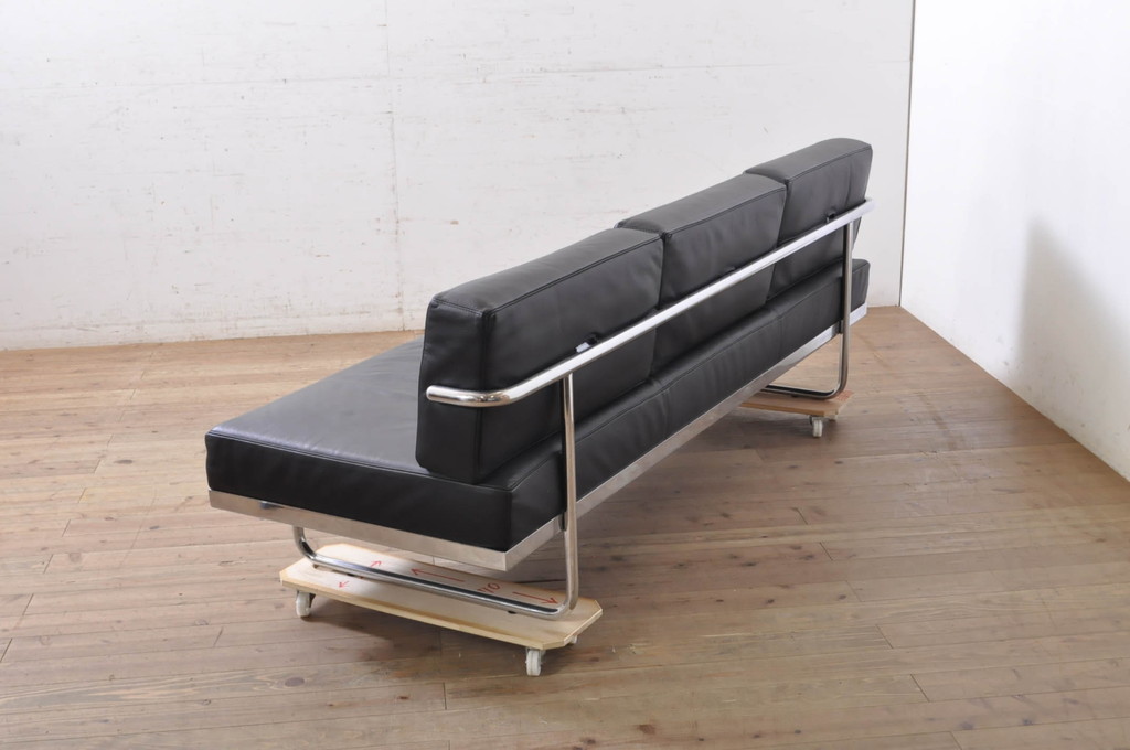 中古　美品　本革(レザー)　Cassina(カッシーナ)　Le Corbusier(ル・コルビュジエ)　LC5　シンプルモダンなデザインが素敵な3人掛けソファ(3Pソファ、三人掛け)(定価約174万円)(R-068573)