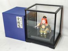 彫刻家 平野千里作　童鍾馗　極彩色　高さ19.5cm　緻密な彩色が見事な木彫(金彩、在銘、作家物、置物、ディスプレイ、おきもの、共箱付き、ガラスケース付き)(R-079069)