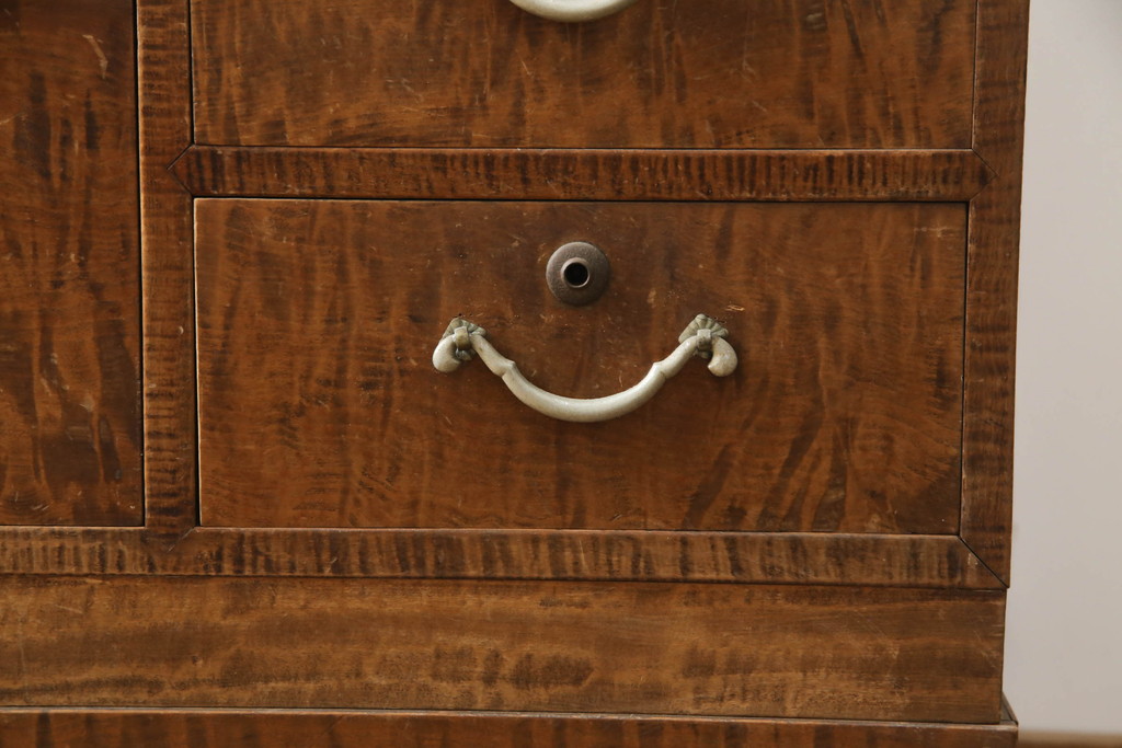 アンティーク家具　昭和初期　動きのある杢目が魅力的な箪笥ローチェスト(引き出し、タンス)(R-040761)