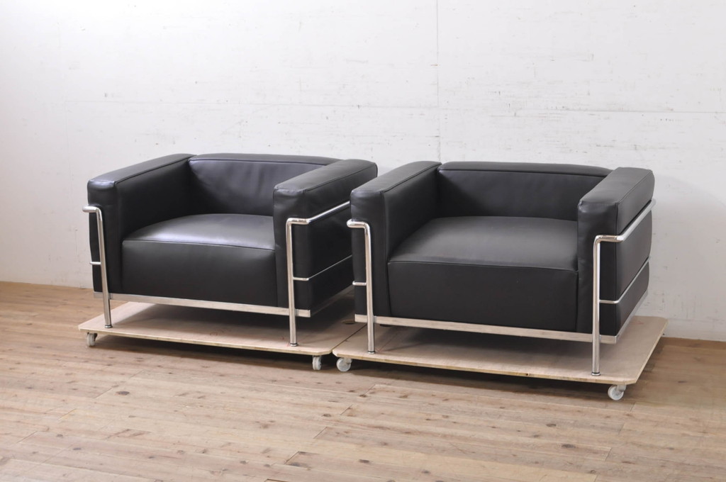 中古　美品　Cassina(カッシーナ)　ル・コルビュジエ(Le Corbusier)　LC3　GRAND MODELE(グラン モデル)　本革製　ポリエステルパッディング　シンプルモダンなデザインがかっこいい1人掛けソファ2脚セット(1Pソファ、一人掛け)(定価2脚で約206万円)(R-068570)