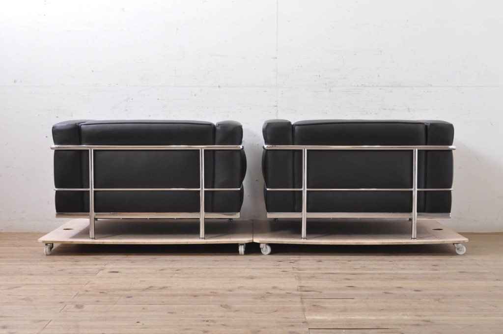 中古　美品　Cassina(カッシーナ)　ル・コルビュジエ(Le Corbusier)　LC3　GRAND MODELE(グラン モデル)　本革製　ポリエステルパッディング　シンプルモダンなデザインがかっこいい1人掛けソファ2脚セット(1Pソファ、一人掛け)(定価2脚で約206万円)(R-068570)