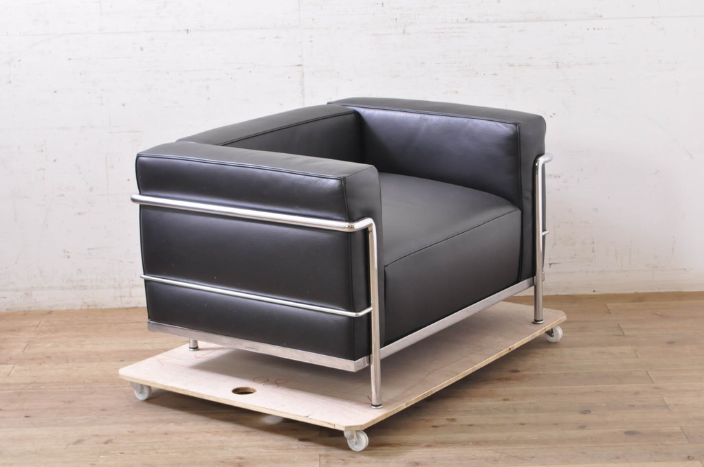 中古　美品　Cassina(カッシーナ)　ル・コルビュジエ(Le Corbusier)　LC3　GRAND MODELE(グラン モデル)　本革製　ポリエステルパッディング　シンプルモダンなデザインがかっこいい1人掛けソファ2脚セット(1Pソファ、一人掛け)(定価2脚で約206万円)(R-068570)