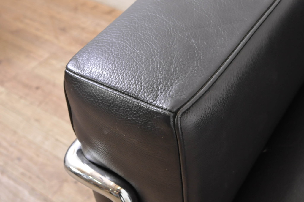 中古　美品　Cassina(カッシーナ)　ル・コルビュジエ(Le Corbusier)　LC3　GRAND MODELE(グラン モデル)　本革製　ポリエステルパッディング　シンプルモダンなデザインがかっこいい1人掛けソファ2脚セット(1Pソファ、一人掛け)(定価2脚で約206万円)(R-068570)