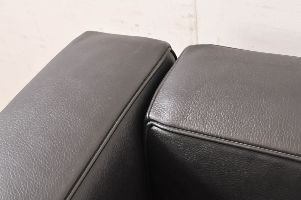 中古　美品　Cassina(カッシーナ)　ル・コルビュジエ(Le Corbusier)　LC3　GRAND MODELE(グラン モデル)　本革製　ポリエステルパッディング　シンプルモダンなデザインがかっこいい1人掛けソファ2脚セット(1Pソファ、一人掛け)(定価2脚で約206万円)(R-068570)