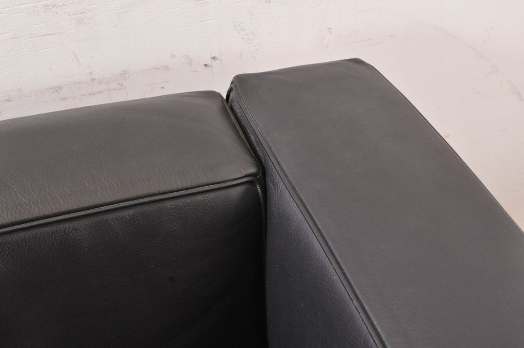 中古　美品　Cassina(カッシーナ)　ル・コルビュジエ(Le Corbusier)　LC3　GRAND MODELE(グラン モデル)　本革製　ポリエステルパッディング　シンプルモダンなデザインがかっこいい1人掛けソファ2脚セット(1Pソファ、一人掛け)(定価2脚で約206万円)(R-068570)