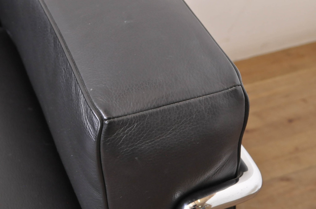 中古　美品　Cassina(カッシーナ)　ル・コルビュジエ(Le Corbusier)　LC3　GRAND MODELE(グラン モデル)　本革製　ポリエステルパッディング　シンプルモダンなデザインがかっこいい1人掛けソファ2脚セット(1Pソファ、一人掛け)(定価2脚で約206万円)(R-068570)