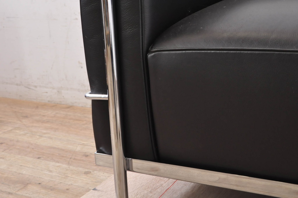 中古　美品　Cassina(カッシーナ)　ル・コルビュジエ(Le Corbusier)　LC3　GRAND MODELE(グラン モデル)　本革製　ポリエステルパッディング　シンプルモダンなデザインがかっこいい1人掛けソファ2脚セット(1Pソファ、一人掛け)(定価2脚で約206万円)(R-068570)