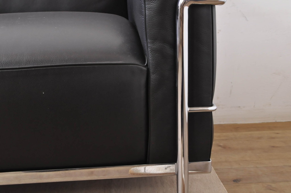 中古　美品　Cassina(カッシーナ)　ル・コルビュジエ(Le Corbusier)　LC3　GRAND MODELE(グラン モデル)　本革製　ポリエステルパッディング　シンプルモダンなデザインがかっこいい1人掛けソファ2脚セット(1Pソファ、一人掛け)(定価2脚で約206万円)(R-068570)