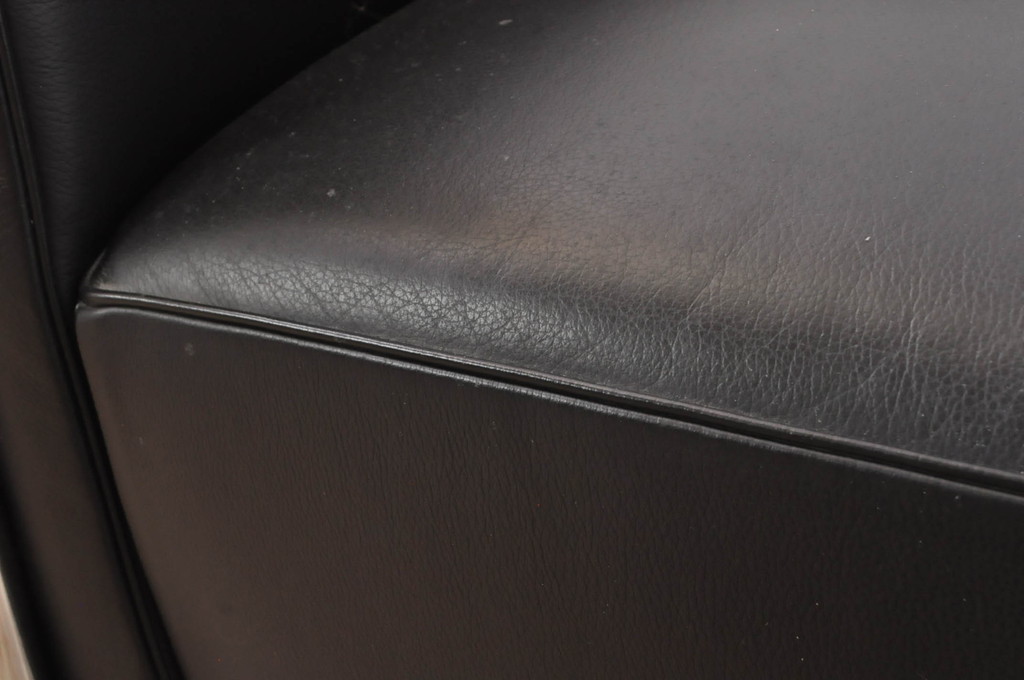 中古　美品　Cassina(カッシーナ)　ル・コルビュジエ(Le Corbusier)　LC3　GRAND MODELE(グラン モデル)　本革製　ポリエステルパッディング　シンプルモダンなデザインがかっこいい1人掛けソファ2脚セット(1Pソファ、一人掛け)(定価2脚で約206万円)(R-068570)