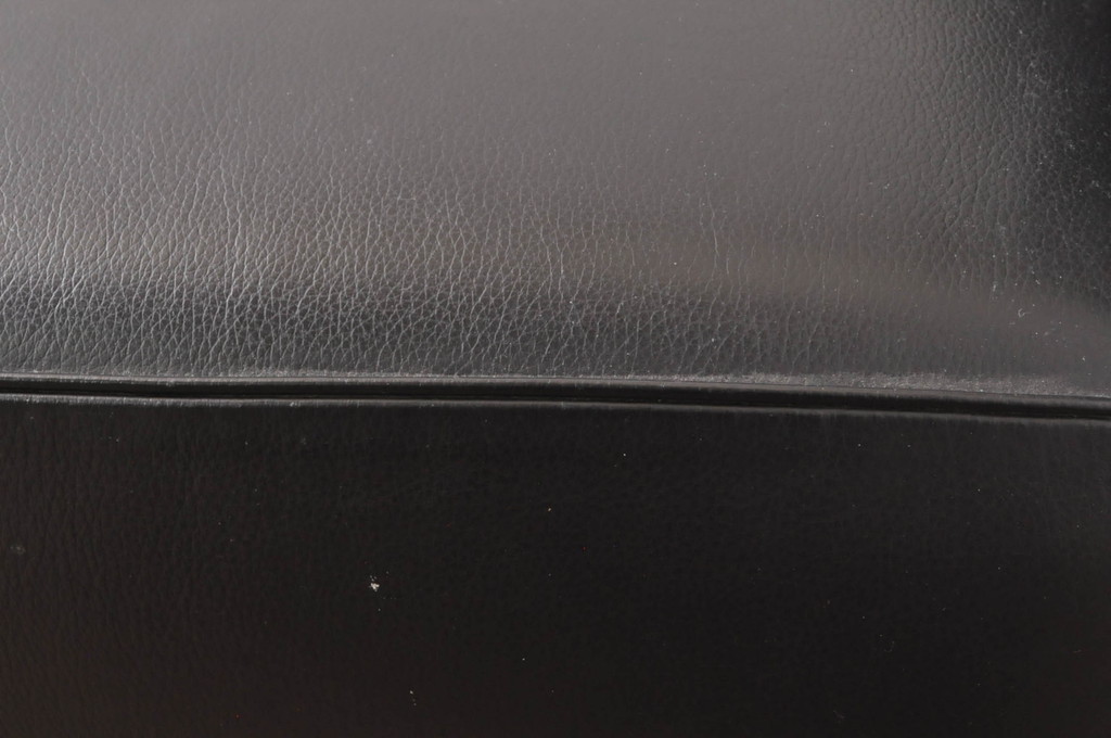 中古　美品　Cassina(カッシーナ)　ル・コルビュジエ(Le Corbusier)　LC3　GRAND MODELE(グラン モデル)　本革製　ポリエステルパッディング　シンプルモダンなデザインがかっこいい1人掛けソファ2脚セット(1Pソファ、一人掛け)(定価2脚で約206万円)(R-068570)