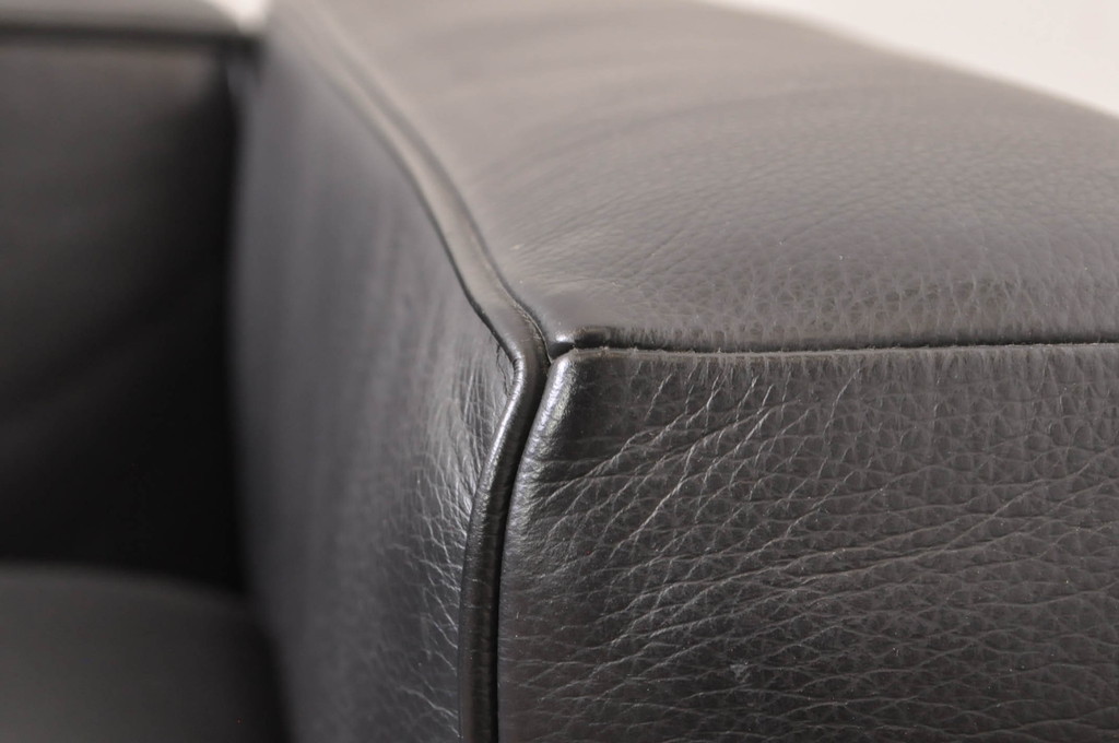 中古　美品　Cassina(カッシーナ)　ル・コルビュジエ(Le Corbusier)　LC3　GRAND MODELE(グラン モデル)　本革製　ポリエステルパッディング　シンプルモダンなデザインがかっこいい1人掛けソファ2脚セット(1Pソファ、一人掛け)(定価2脚で約206万円)(R-068570)