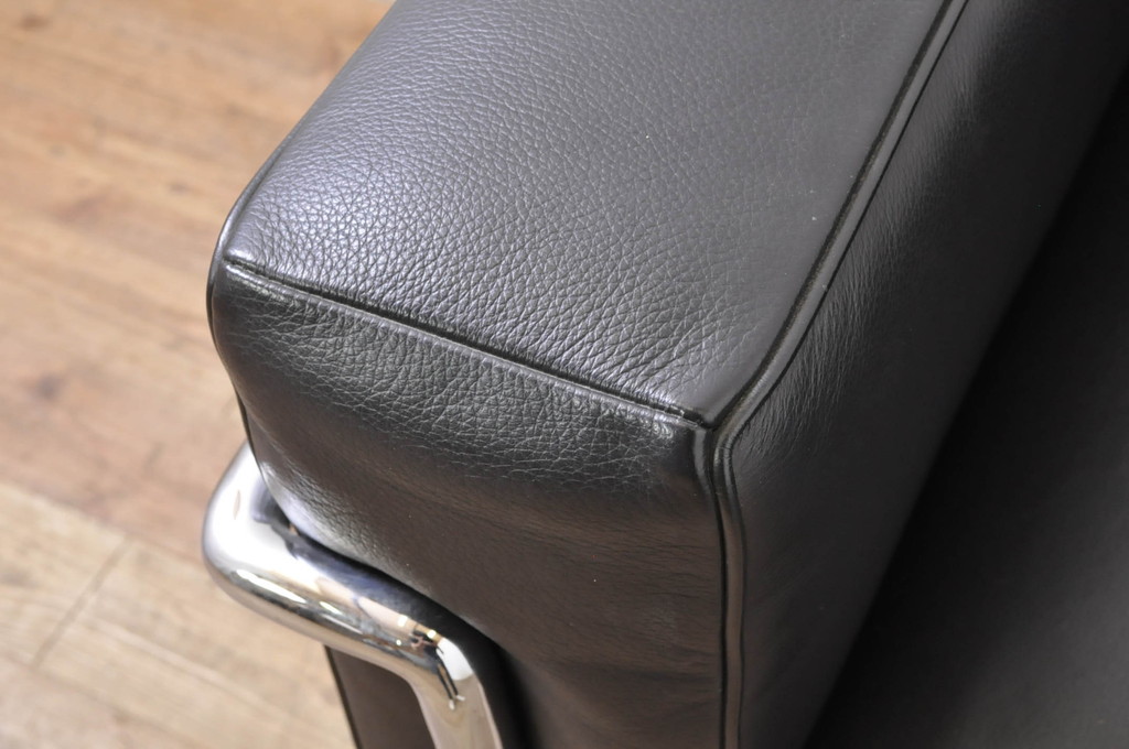 中古　美品　Cassina(カッシーナ)　ル・コルビュジエ(Le Corbusier)　LC3　GRAND MODELE(グラン モデル)　本革製　ポリエステルパッディング　シンプルモダンなデザインがかっこいい1人掛けソファ2脚セット(1Pソファ、一人掛け)(定価2脚で約206万円)(R-068570)