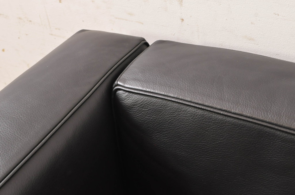 中古　美品　Cassina(カッシーナ)　ル・コルビュジエ(Le Corbusier)　LC3　GRAND MODELE(グラン モデル)　本革製　ポリエステルパッディング　シンプルモダンなデザインがかっこいい1人掛けソファ2脚セット(1Pソファ、一人掛け)(定価2脚で約206万円)(R-068570)