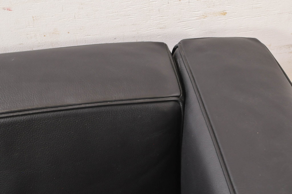 中古　美品　Cassina(カッシーナ)　ル・コルビュジエ(Le Corbusier)　LC3　GRAND MODELE(グラン モデル)　本革製　ポリエステルパッディング　シンプルモダンなデザインがかっこいい1人掛けソファ2脚セット(1Pソファ、一人掛け)(定価2脚で約206万円)(R-068570)