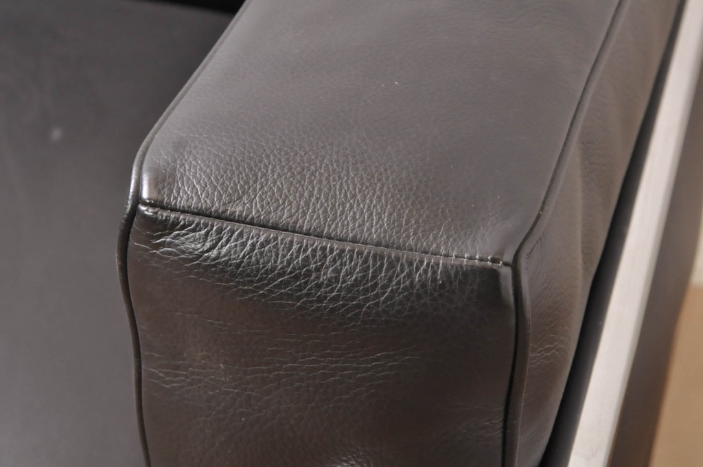 中古　美品　Cassina(カッシーナ)　ル・コルビュジエ(Le Corbusier)　LC3　GRAND MODELE(グラン モデル)　本革製　ポリエステルパッディング　シンプルモダンなデザインがかっこいい1人掛けソファ2脚セット(1Pソファ、一人掛け)(定価2脚で約206万円)(R-068570)